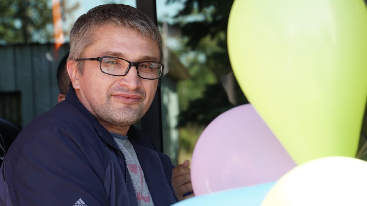 Адвокати зустріли журналіста Мемедемінова, який сьогодні вийшов на волю | ОНОВЛЕНО